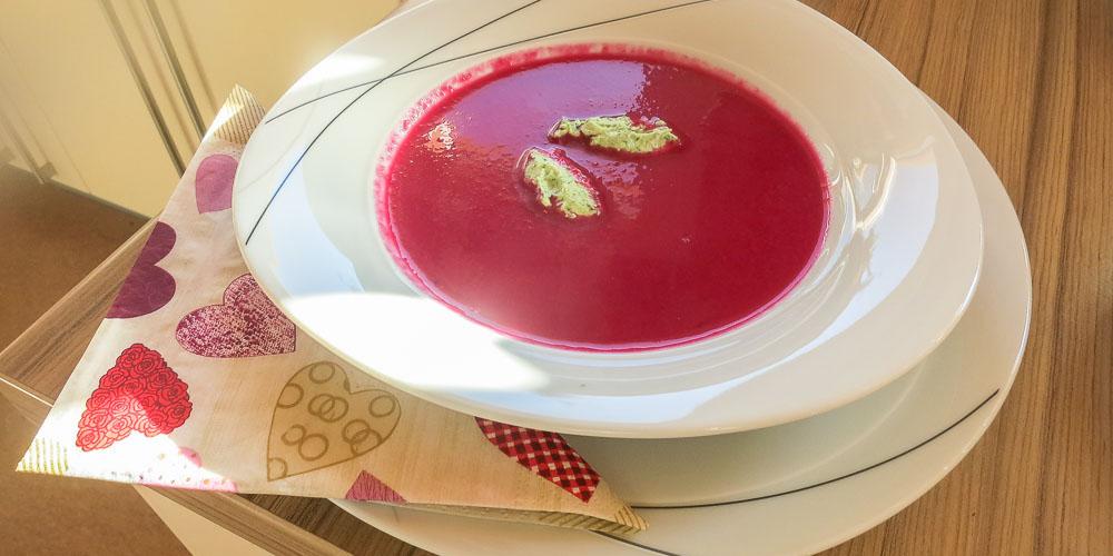 Rote-Rüben-Suppe mit Apfel und Walnusspesto-Nocken
